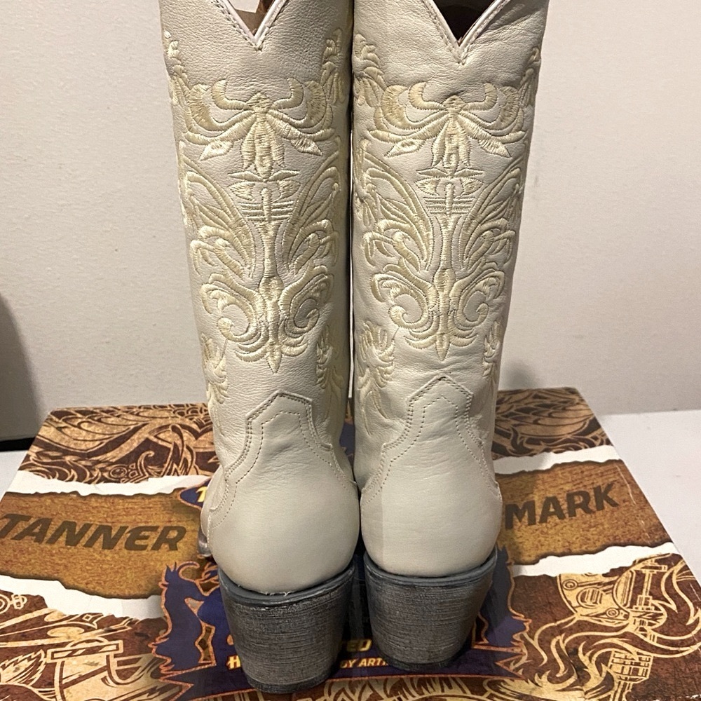 NIB TANNER MARK WOMEN'S LEAH SNIP TOE LEATHER
BOOTS IN WINTER WHITE - SIZE 10 - Picture 7 of 13